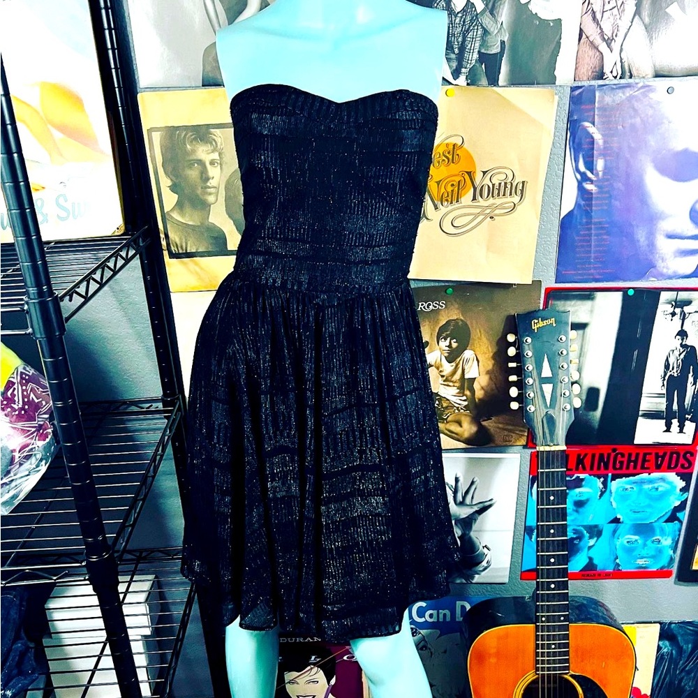 🔥 NWOT GUESS LOS ANGELES IRIDESCENT METALLIC BLACK STRAPLESS DRESS 12